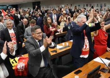 Comissão aprova relatório de PEC que acaba com escala 6X1