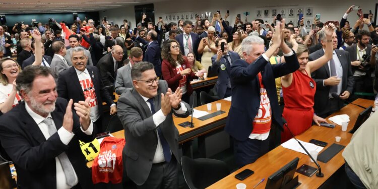 Comissão aprova relatório de PEC que acaba com escala 6X1