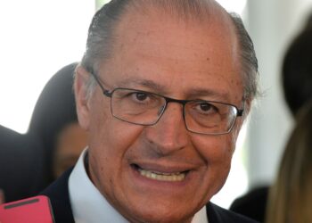 É factoide do clã Bolsonaro para desviar do caso Master, diz Alckmin