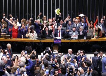 Saiba como votaram os deputados na PEC que acaba com a escala 6×1