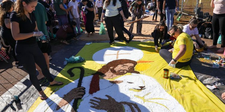 Jovens no DF se unem por tapetes de Corpus Christi e “jejum” de telas